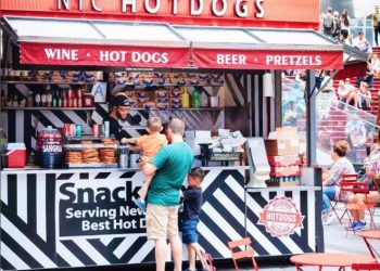 Desain cafe container mini kekinian adalah salah satu konsep sederhana untuk menarik pelanggan. Lihat inspirasi desain mini cafe container di sini. cafe kecil unik