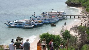 pelabuhan amuk di Bali 