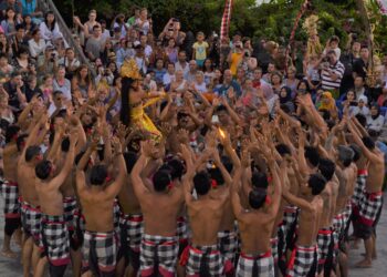 Sejarah Tari Kecak Bali & 5 Lokasi Pertunjukan Terbaik