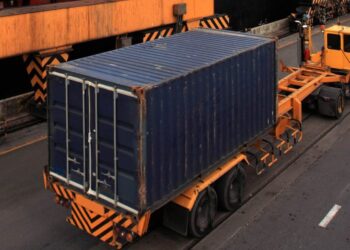 7 Perbedaan Pengiriman Kargo dan Reguler