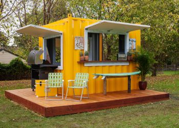 Desain Cafe Pinggir Pantai Sederhana dari Kontainer