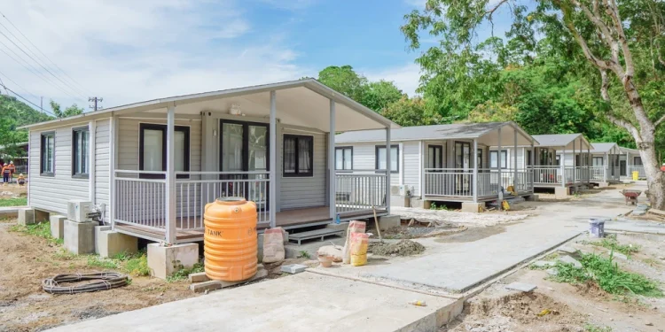 Rumah Prefab: Kelebihan, Desain, dan Harga 1 Villa Prefab dengan Desain Modern dan Minimalis 4