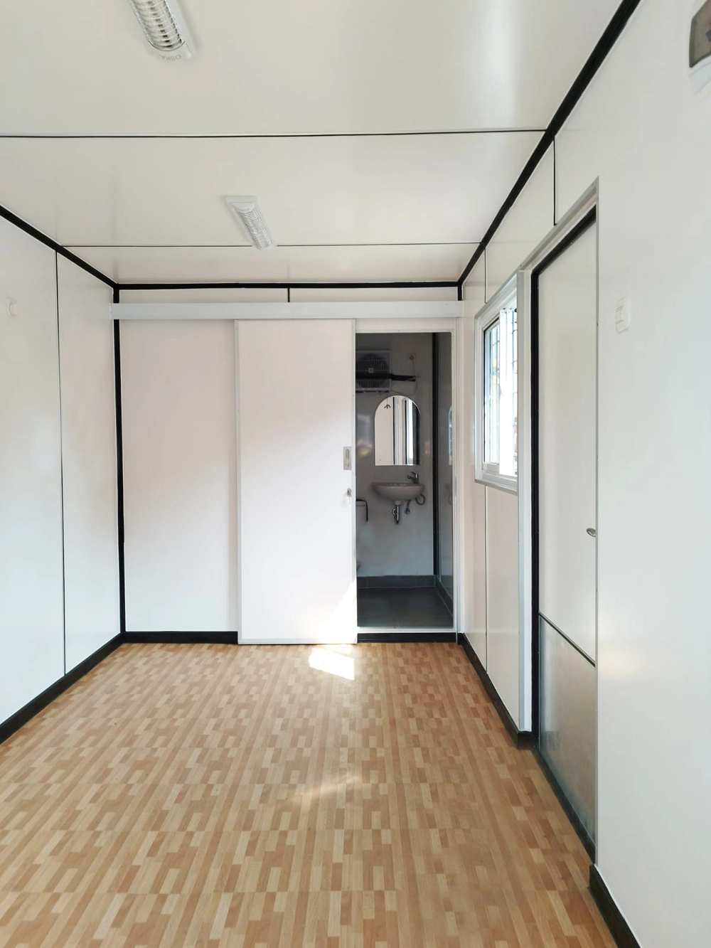 Container 20 Feet sebagai Office Toilet 5