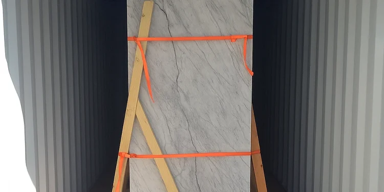 Pengiriman Marmer Lembaran agar Aman Pakai Container Apa? 1 Pengiriman Marmer Lembaran dengan Open Top Container