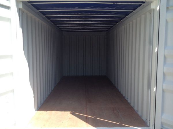 Open top shipping containers views belakang dengan pintu terbuka.