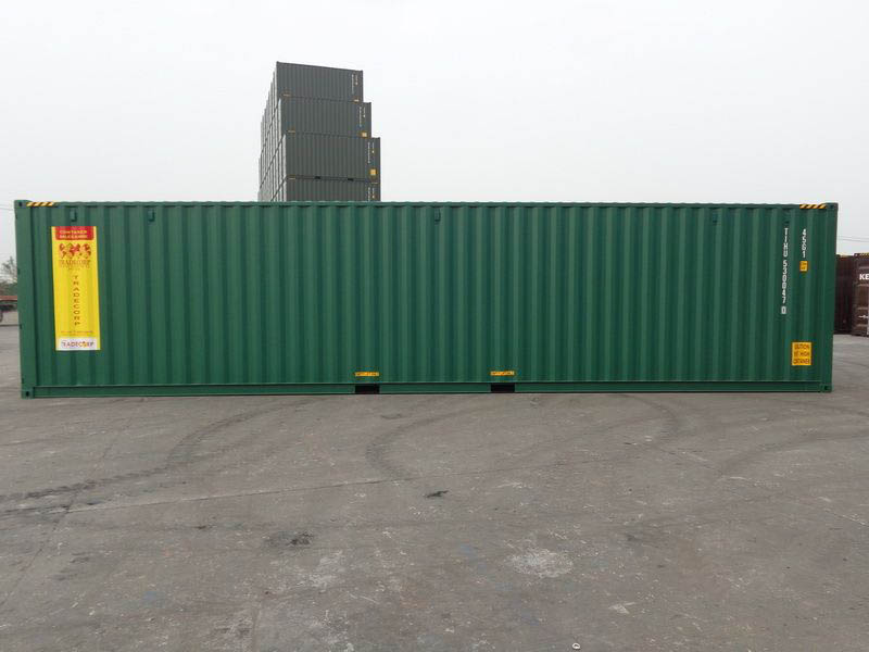 40' High Cube Shipping Container view samping terparkir di depot.