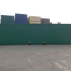 Shipping container 40' high cube warna hijau view samping.