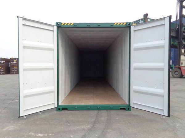40' high cube shipping container warna hijau, pintu belakang terbuka.