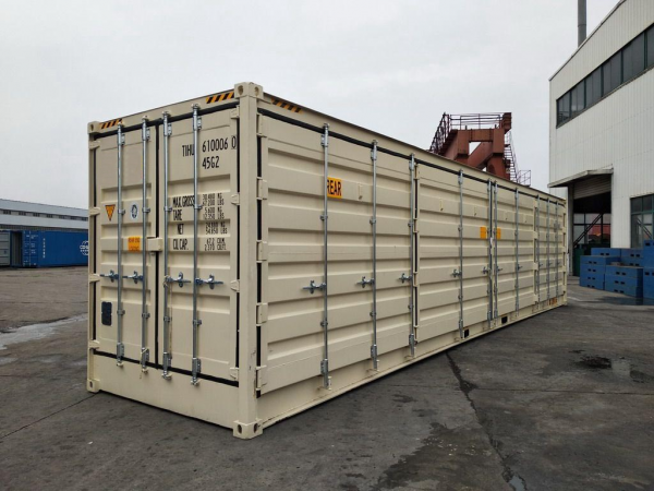 Gambar shipping container side opening ukuran 40 kaki view 45 derajat dari samping dan belakang.