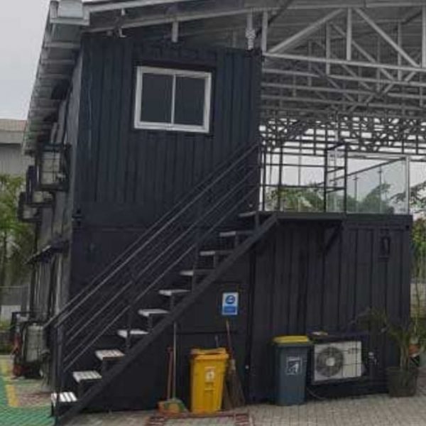 Shelter container hitam yang dipakai untuk berbagai keperluan acara.