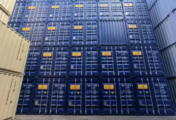 Gambar tumpukan container 20' GP warna blue cobalt.