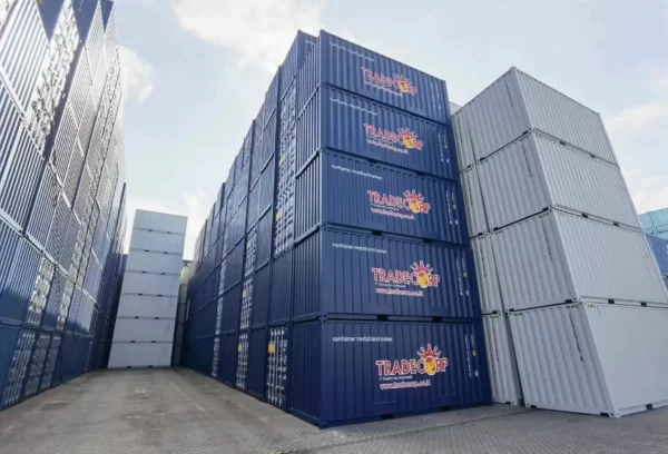 Tumpukan 20' container RAL 5013 general purpose warna biru cobalt view samping foto dari bawah.