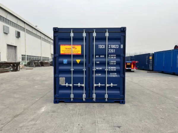 Container general purpose 20 feet view belakang warna biru cobalt.