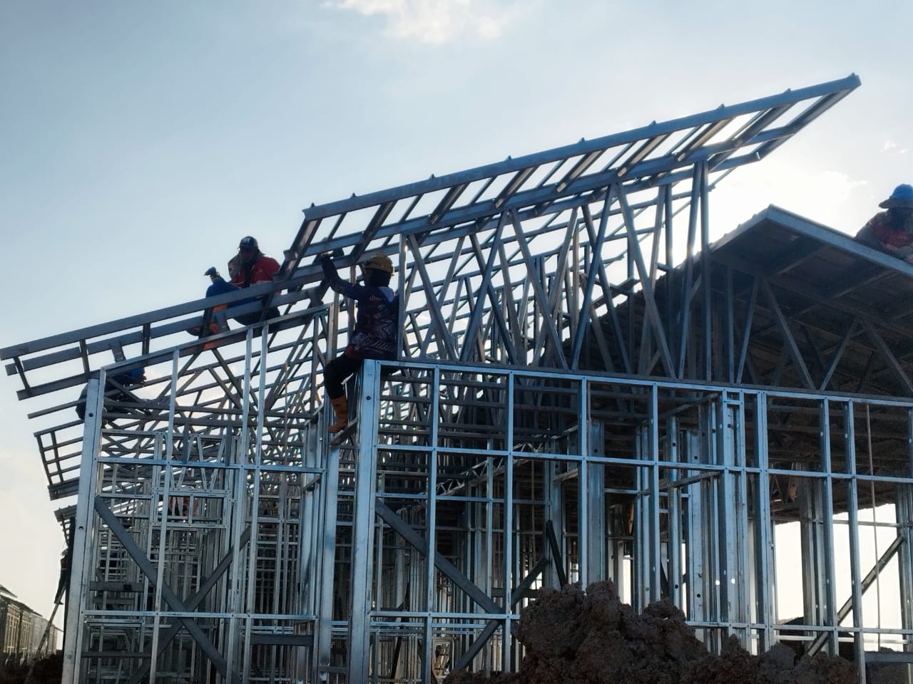 Installation of the rear horizontal frame of block A1-5 has been completed